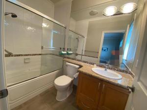 A independent entrance bedroom with private bathroom close to YVR Richmond