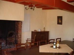 Charme du XVIIe avec grand terrain clos, dépendances restaurées, jardin, garage fermé et équipements divers - FR-1-410-157