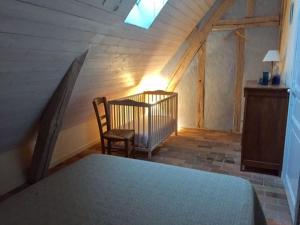 Charme du XVIIe avec grand terrain clos, dépendances restaurées, jardin, garage fermé et équipements divers - FR-1-410-157