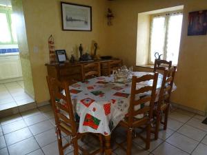 Maisons de vacances Gite Conge-sur-Orne, 3 pieces, 4 personnes - FR-1-410-166 : photos des chambres