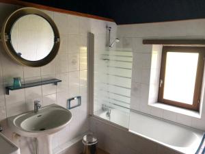 Maisons de vacances Gite Monce-en-Belin, 4 pieces, 11 personnes - FR-1-410-248 : photos des chambres