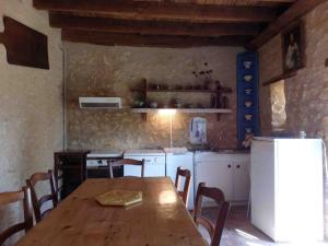 Maisons de vacances Gite Fontenay-sur-Vegre, 3 pieces, 4 personnes - FR-1-410-275 : photos des chambres