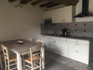 Maisons de vacances Gite Crannes-en-Champagne, 3 pieces, 5 personnes - FR-1-410-315 : photos des chambres