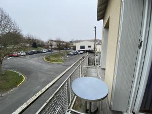 Appartement T3 Centre-ville La Roche-Posay, Balcon, Wi-Fi, Proximité Thermes et Commerces - FR-1-541-76