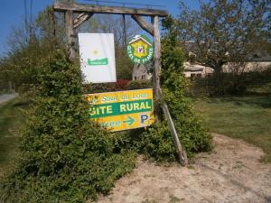 Maisons de vacances Gite spacieux avec billard, cheminee & terrasse, pres de la foret de Berce, Wi-Fi & activites nature - FR-1-410-337 : photos des chambres