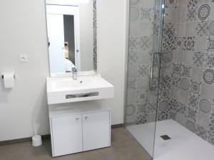 Appartement PMR avec balcon, piscine, parking et plage à La Tranche-sur-Mer - FR-1-194-229