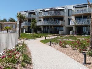 Appartement PMR avec balcon, piscine, parking et plage à La Tranche-sur-Mer - FR-1-194-229