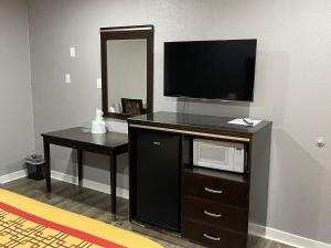King Room - Non-Smoking room in El Segundo Inn