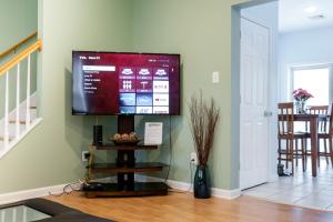 Cozy condo with yard and patio. Long-stay discount available