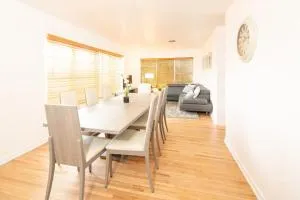 Modern 5 Bedroom Miami Home 15 Min to the Beach - Biscayne Park