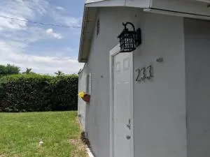 3 Bedroom Miami Home 15 Minutes to the Beach - Biscayne Park