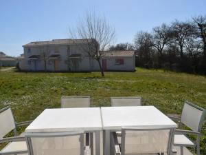 Maison de Vacances 2* avec Piscine Chauffée, Proche Plage et Commerces - FR-1-197-492