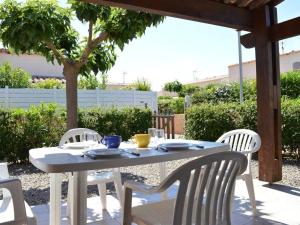 Villa Familiale 8 Pers. à 600m de la Plage avec Piscine et Terrasse Ensoleillée à Cap d'Agde - FR-1-249-103 - Vakantiehuizen, Cap d'Agde