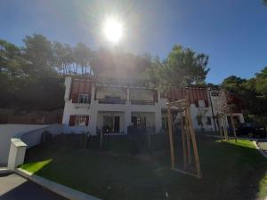 Appartement de standing avec jardin privatif, proche du lac et du centre, parking inclus - FR-1-239-583