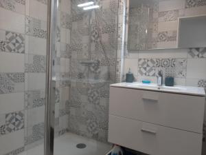 Appartements Appartement T3 renove a 10 min du centre-ville avec balcon, garage et WIFI a Saint-Jean-de-Luz - FR-1-239-584 : photos des chambres