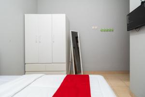 RedDoorz near RS Sari Asih Cipondoh