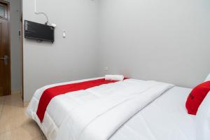 RedDoorz near RS Sari Asih Cipondoh