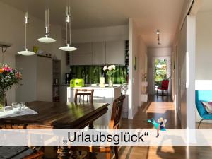 obrázek - Ferienwohnung Urlaubsglück- lichtdurchflutete Wohnung mit Balkon und Seesicht