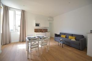 Hotels Hotel Continental : Appartement 2 Chambres