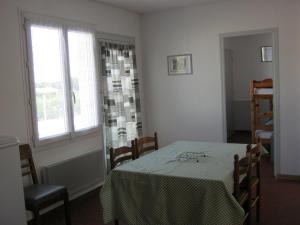 Maisons de vacances Maison Coussay-les-Bois, 3 pieces, 4 personnes - FR-1-541-38 : photos des chambres