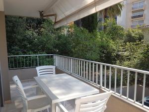 Appartement 2P avec Balcon, Clim, à 50m de la Plage et Centre-ville, WiFi et Parking Disponibles - FR-1-466A-3