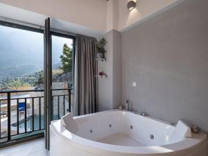 Luxury love nest with hot tub & heated pool