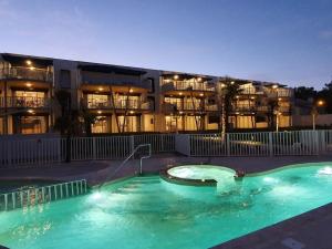 Appartement plage, piscine, balcon, animaux, parking - FR-1-194-201