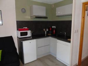 Studio rénové à Valfréjus, 4 pers, proche des pistes, balcon sud, cuisine équipée, draps inclus - FR-1-561-100