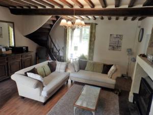 Maisons de vacances Beautiful 6-Bed Beautiful Farmhouse with pool : photos des chambres