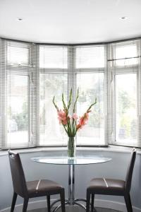 Superfast WiFi studio, bathroom & own entrance