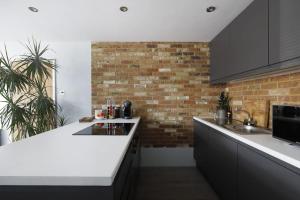 Superfast WiFi studio, bathroom & own entrance