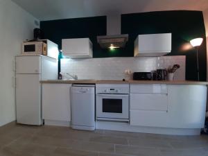 Maison rénovée avec terrasse à 700m des plages, marché et activités - Tennis et piste cyclable à 10m - FR-1-239-385