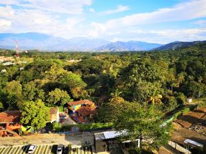 Acogedor, Gran Vista a las Montañas y a la Ciudad!