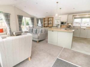 Little Gem Lodge with Hot Tub