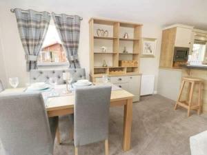 Little Gem Lodge with Hot Tub