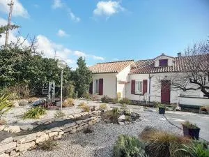 Charmant F2 avec terrasse près du centre et des thermes, animaux acceptés, options de services disponibles - FR-1-451-31 - Combes