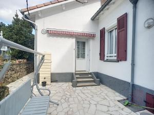 Charmant F2 avec terrasse près du centre et des thermes, animaux acceptés, options de services disponibles - FR-1-451-31