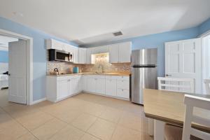 Jensen Beach pool home w Guest Suite