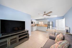 Jensen Beach pool home w Guest Suite