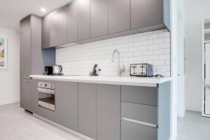 Modern and newly built studio with Pool, Gym, and Restaurant access