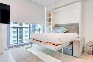 Modern and newly built studio with Pool, Gym, and Restaurant access