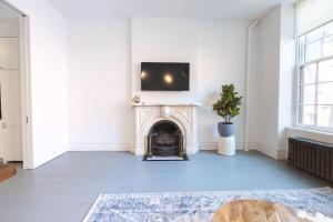 E10-2 Designer East Village Townhouse 1BR W D