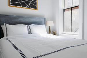 E10-2 Designer East Village Townhouse 1BR W D