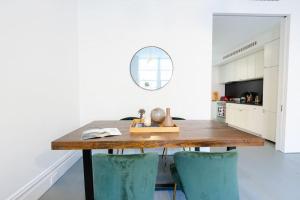 E10-2 Designer East Village Townhouse 1BR W D