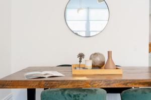 E10-2 Designer East Village Townhouse 1BR W D