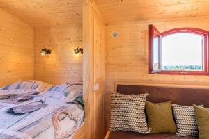 Maisons de vacances Roulotte La Comtoise : photos des chambres