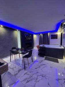 Suite cinéma et jacuzzi privé