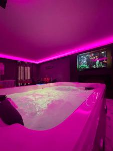 Suite cinéma et jacuzzi privé