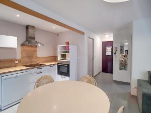 Appartement F2 climatisé avec terrasse, proche thermes et centre-ville, animaux acceptés, à Lamalou - FR-1-451-4