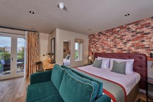 King Room with Lake View room in Sandburn Hall
